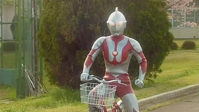 Ultraman Naik Sepeda  Foto Lucu