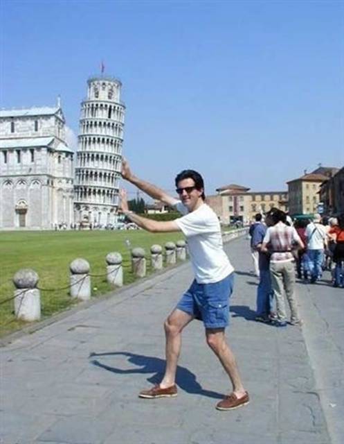 Menopang Menara Pisa  Foto Lucu